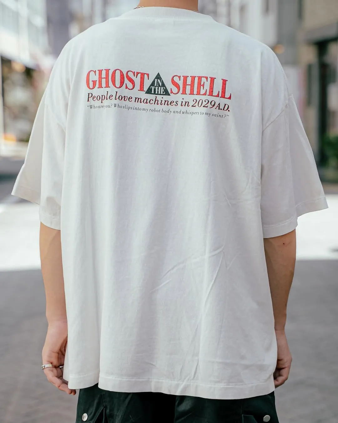 SAINT Mxxxxxx x GHOST IN THE SHELL ' GITS ' SS TEE/WHT Classic Big IP Ghost in the Shell co-branded Suzi Charge/Suzi Character TEE Off-white S-XL Cylindrical side seamless fabric 220g high gram weight OE yarn ⚠️Note: It is almost meaningless if it is not a cylindrical fabric Customized joint main mark/joint wash mark/little angel anti-counterfeiting label Original factory level printing factory Top purchasing agent level